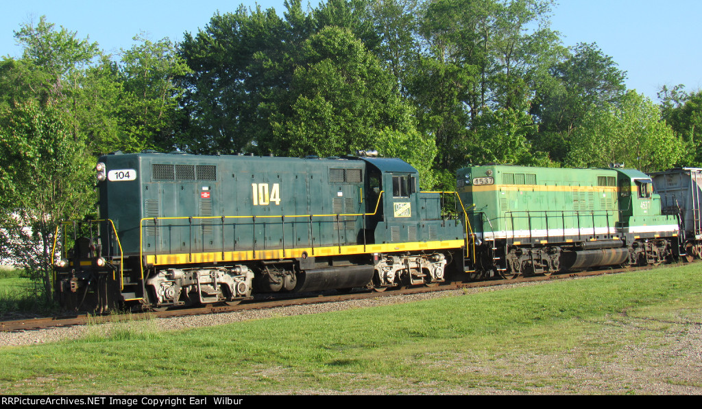 Ohio South Central Railroad (OCSR) 104 & 4537